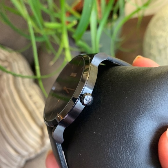 SOLD⛔️Authentic BOSS 42 Ionic plated steel leather watch - Picture 6 of 13